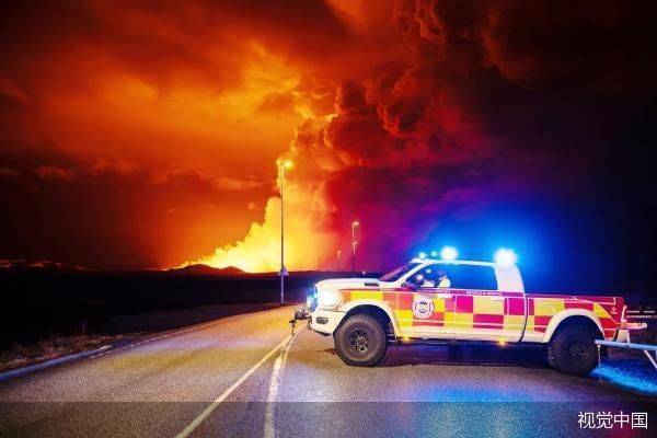 火山再次喷发 冰岛红色"泼天"_雷克雅内斯_格林达维克_岩浆