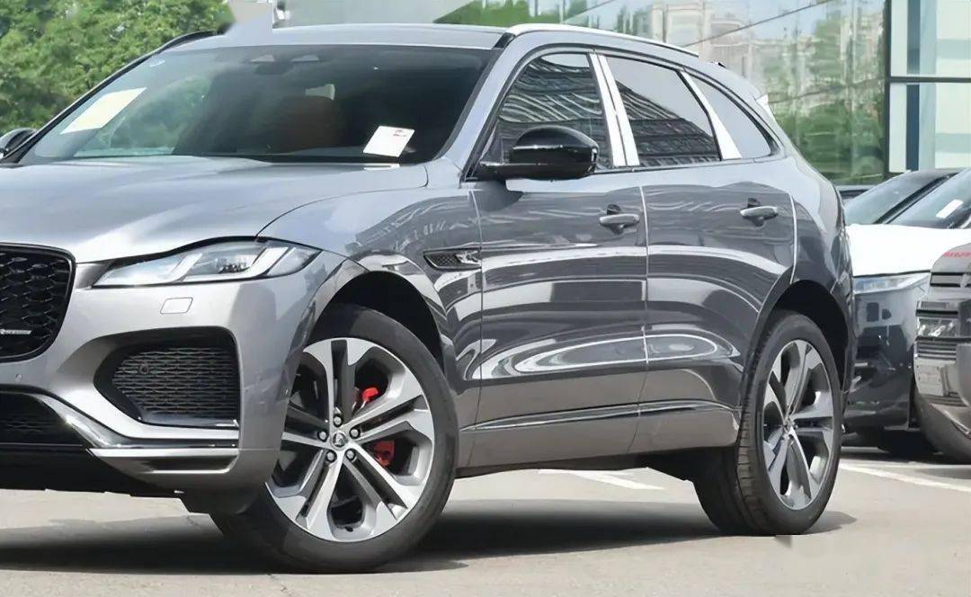 捷豹f-pace是一款经过改进的车型,2023款的外观设计延续了捷豹家族的