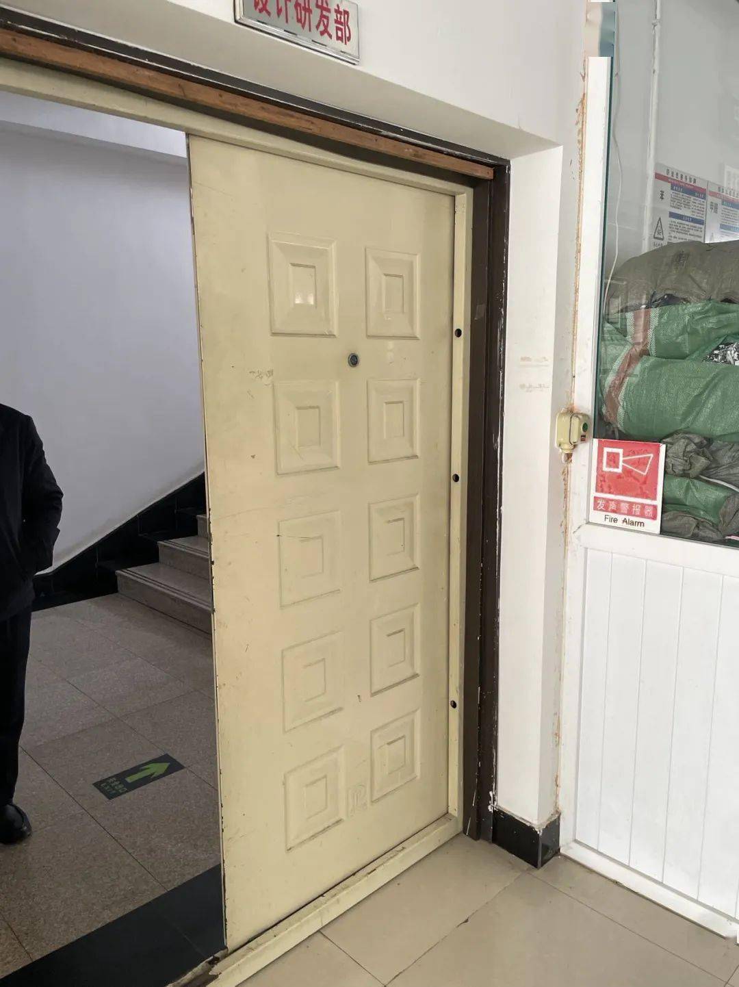 处理措施:违反了《中华人民共和国消防法》第十六条第一款第二项之