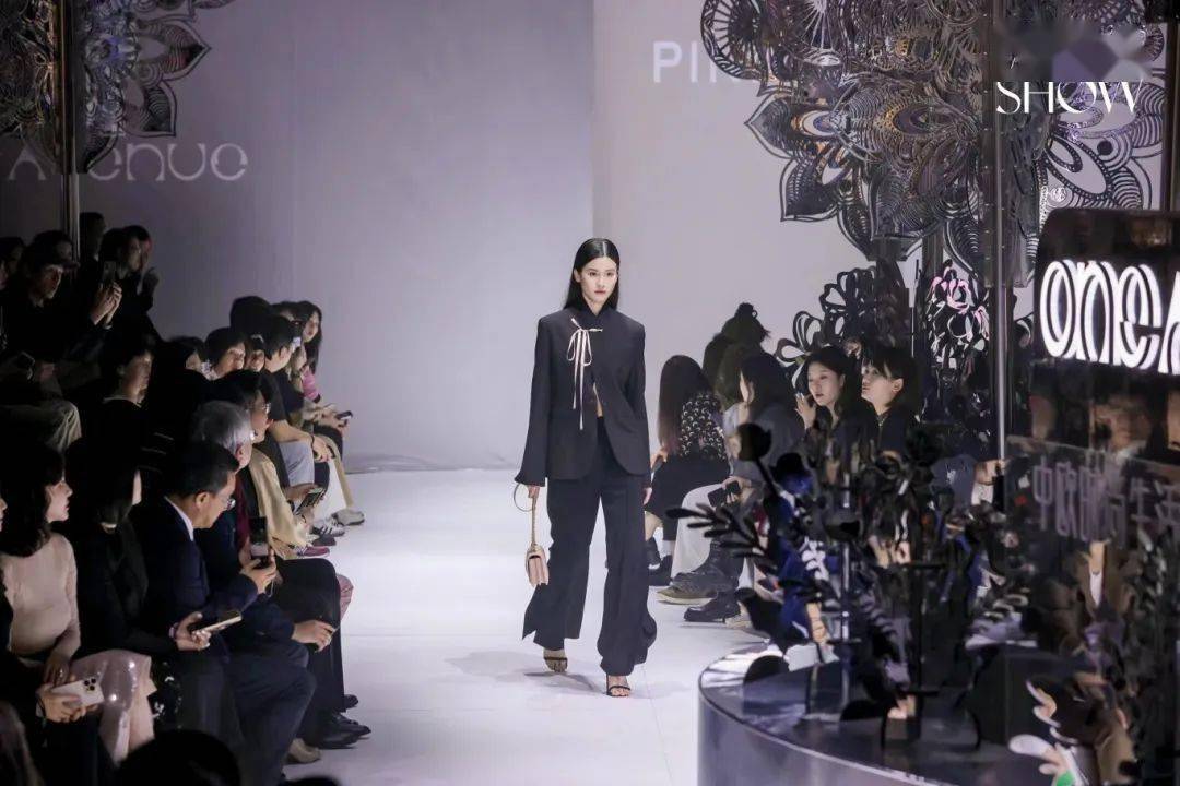 精于运用顶级的意大利工艺源自意大利的高端时尚品牌pinko接下来出场