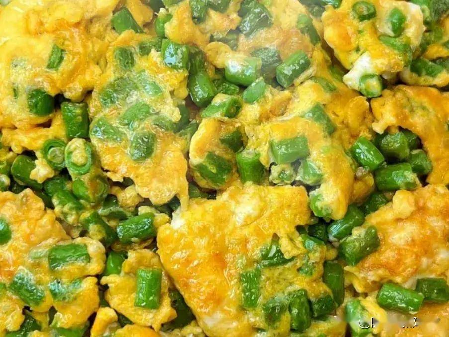 食材准备:豆角,鸡蛋,蒜末.做法流程:1.