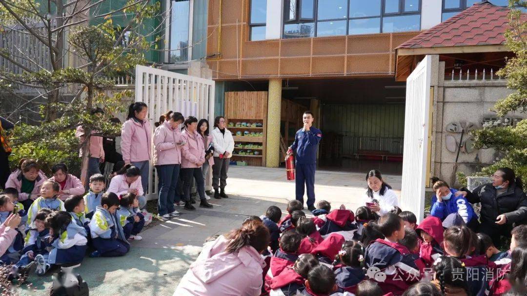 3月11日,云岩区消防救援大队走进贵阳市实验幼儿园博学分园对其全体