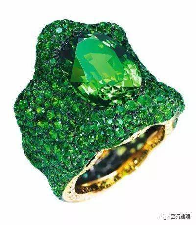 切工也会影响宝石价值,沙弗莱石之所以那么明亮耀眼,主要在于它的高