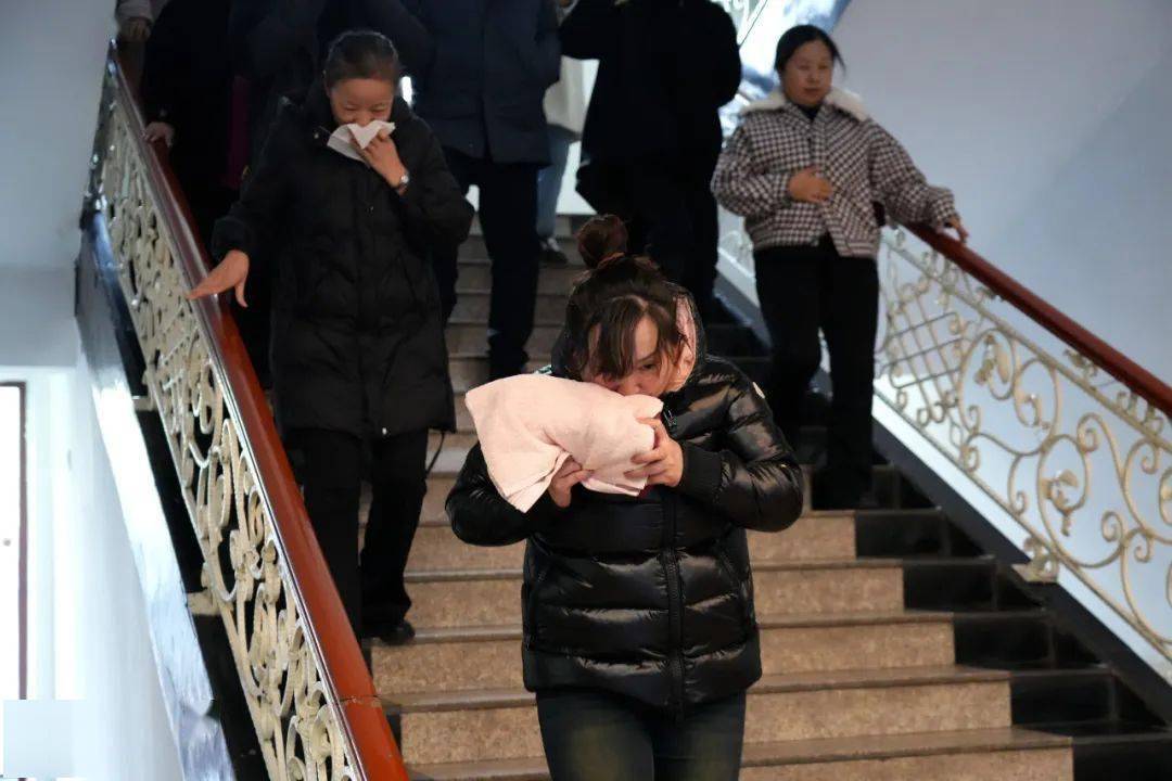 你好火焰蓝丨以演筑防防患未燃鹤岗支队深入东山区政府机关开展消防
