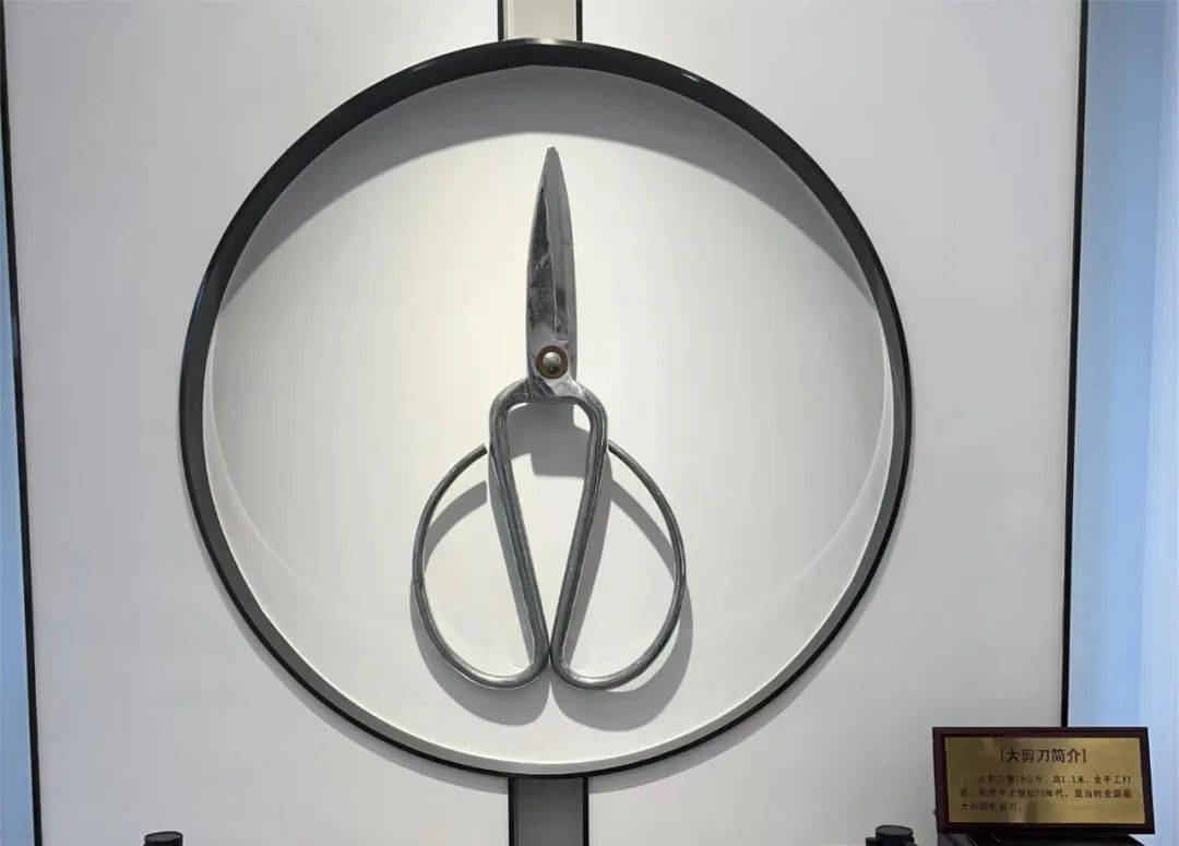 张小泉大剪刀制成于二十世纪七十年代,通体重28公斤,高1.