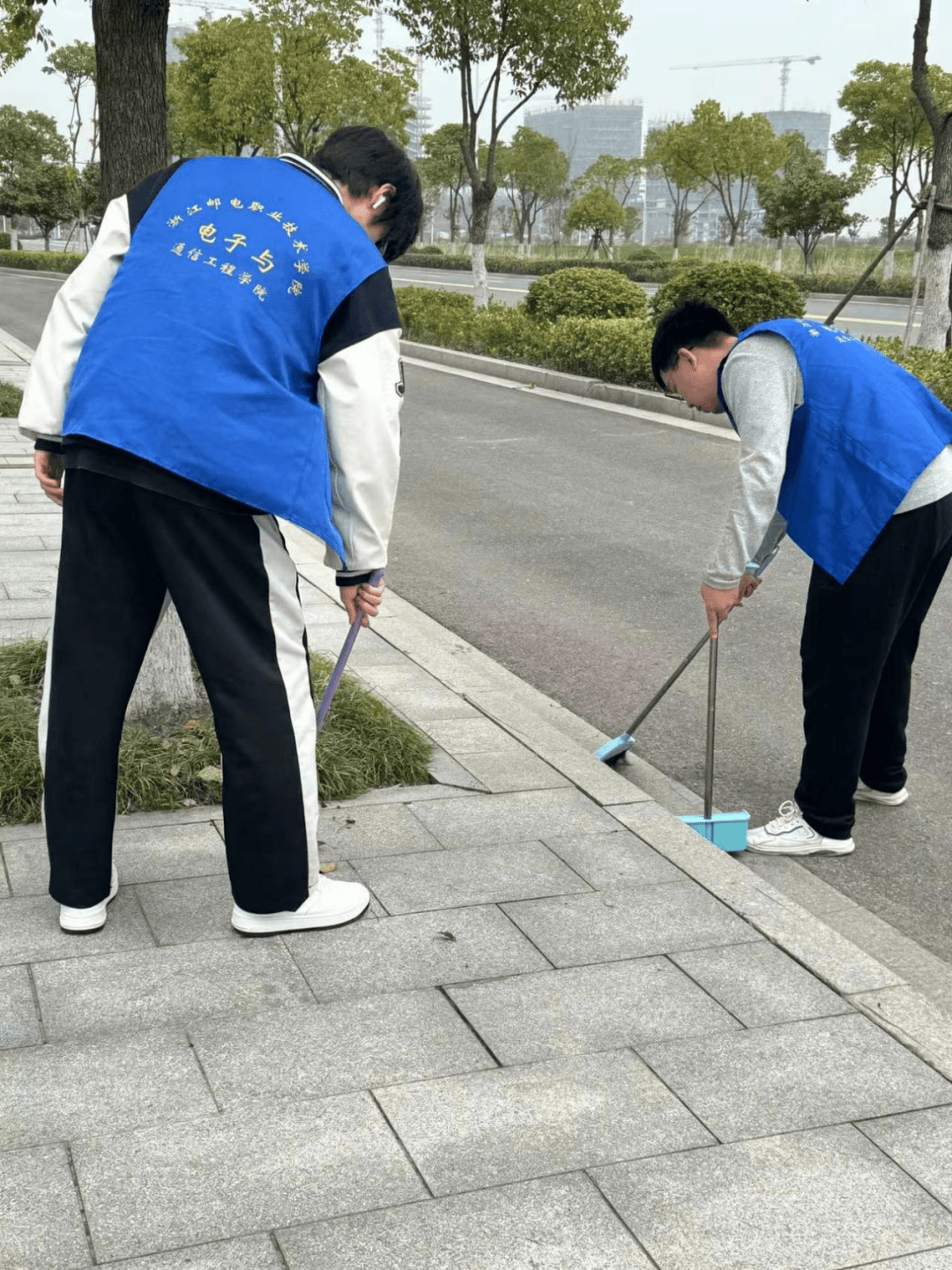 学生志愿打扫街道图片图片