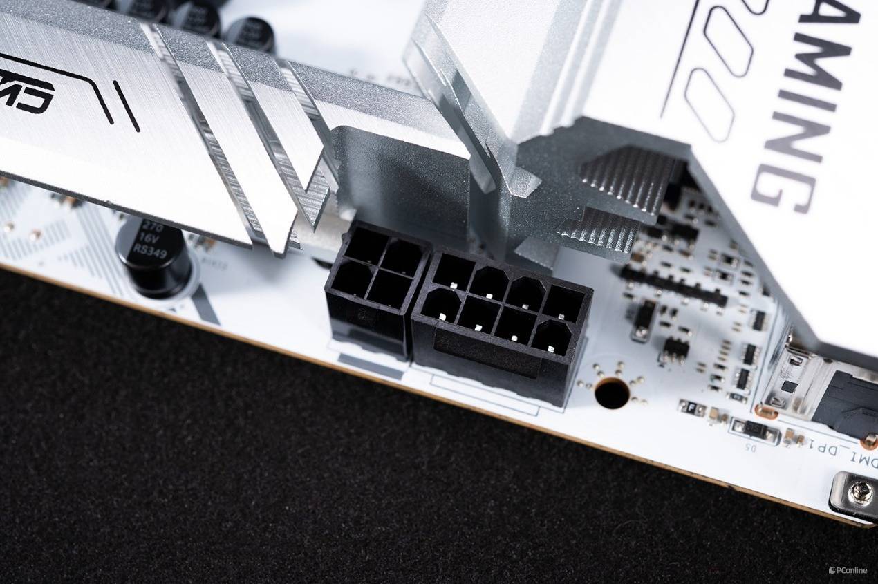 cpu的供电接口为8 4pin,主板的右侧依旧是24pin供电接口,是硬件能够