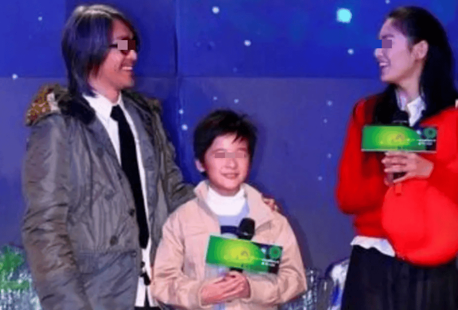 2006年,周星驰自导自演了一部科幻喜剧电影——《长江七号》,其中的"