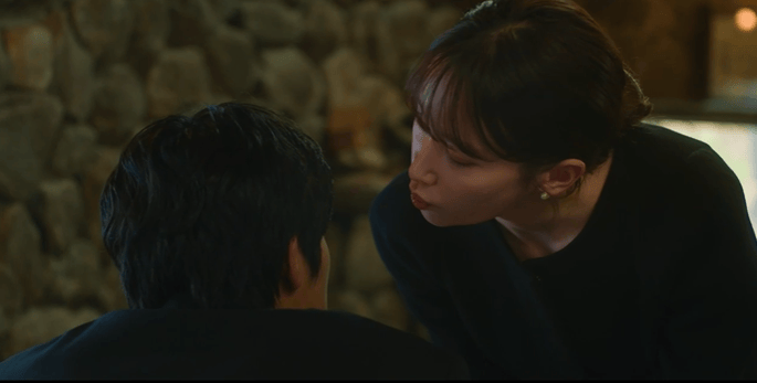 当你以为这对欢喜冤家又要吵的时候,女主凑过去给男主的头来了个"呼呼