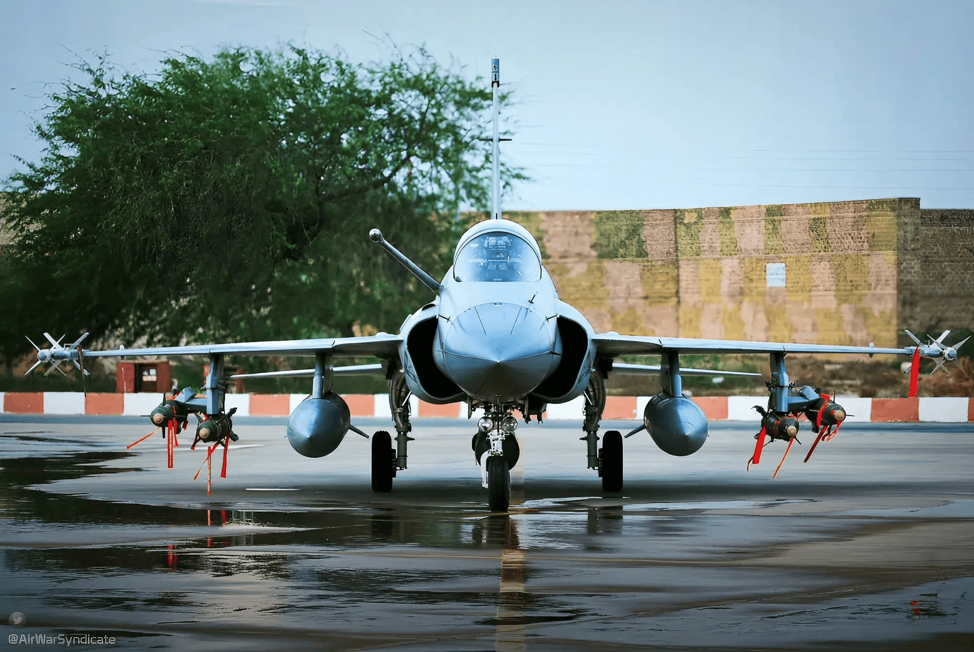 枭龙Ⅱ的并联挂架上挂载4枚阿尔·巴塔尔激光制导炸弹(巴版gbu-12),但