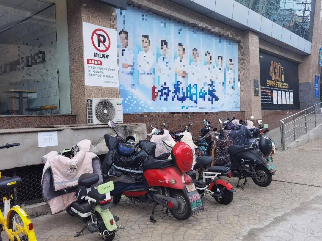 记者在成都市区内实地走访调查后发现,一些小区虽然将电动车集中停