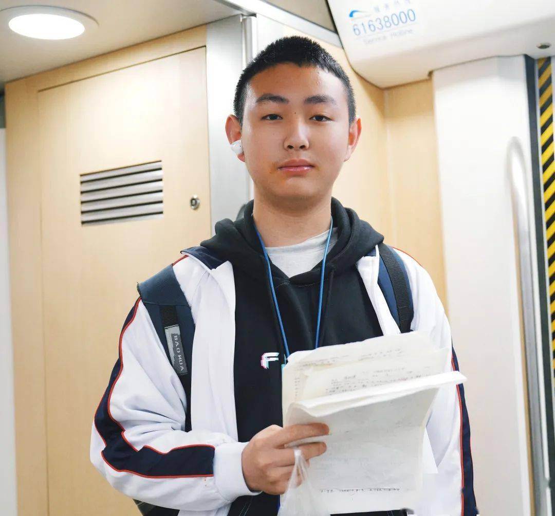 清晨6点的地铁又是谁在坐啊