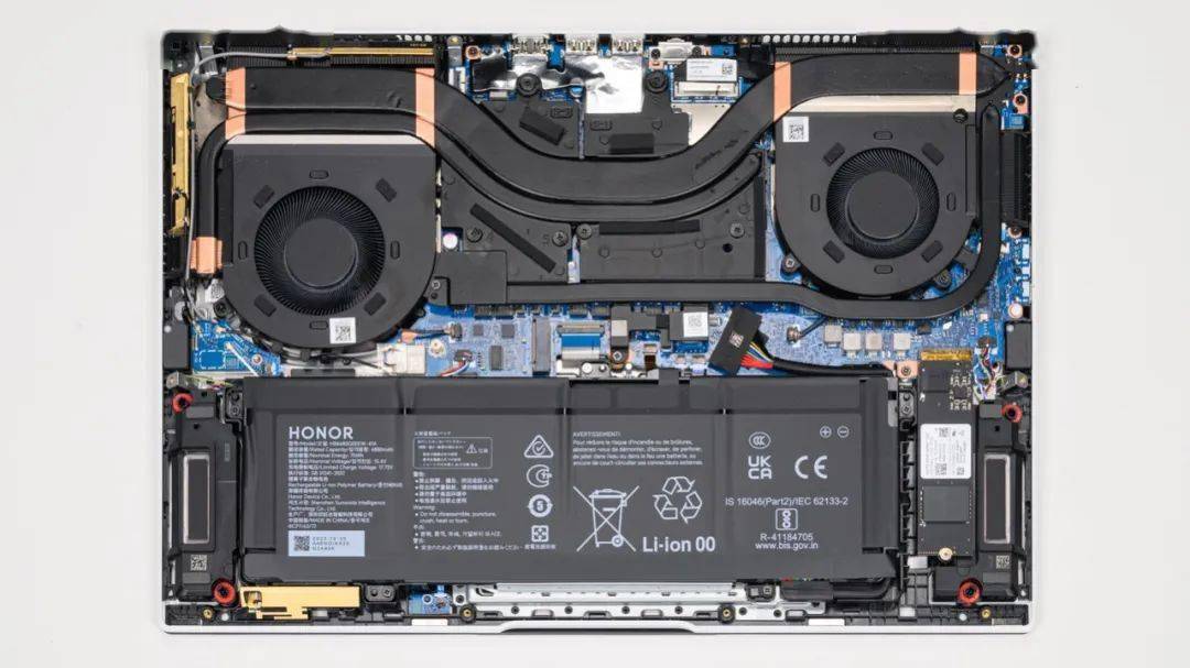 【散热分析】上图是荣耀 magicbook 16 pro的拆机实拍图,4热管双风扇