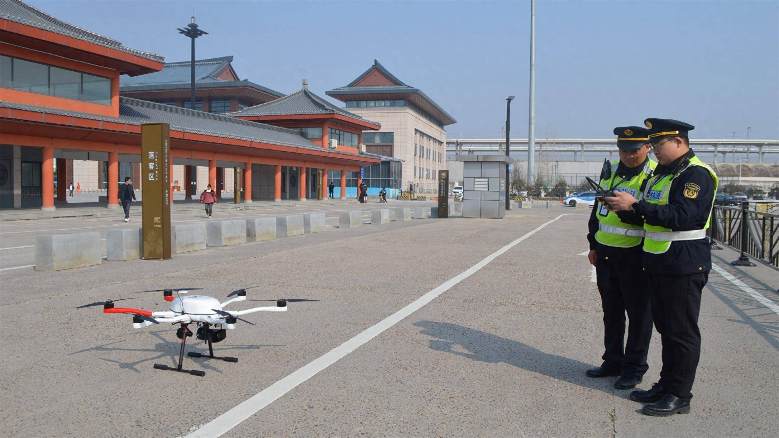 河南开封:创新"地面 空中"执法新模式_进行_无人机_巡查
