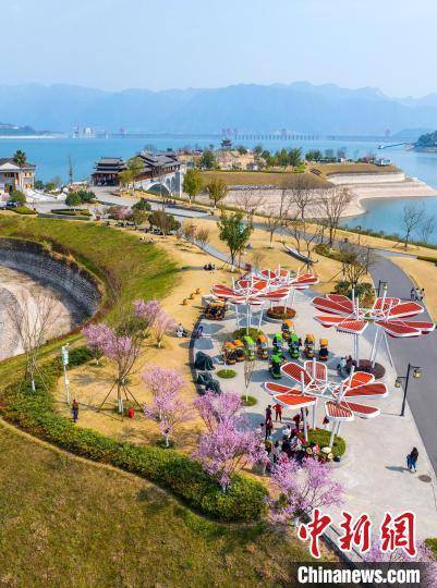 王罡摄游客在秭归县木鱼岛天问公园休闲游玩.