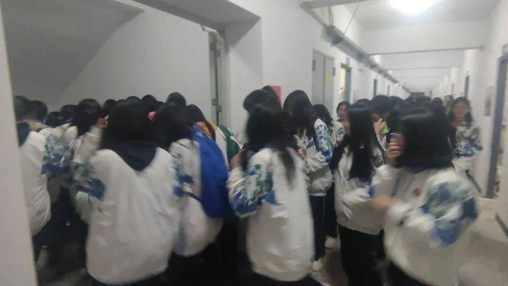 以演筑防以练提能下蓬中学举行内宿生夜间应急疏散演练