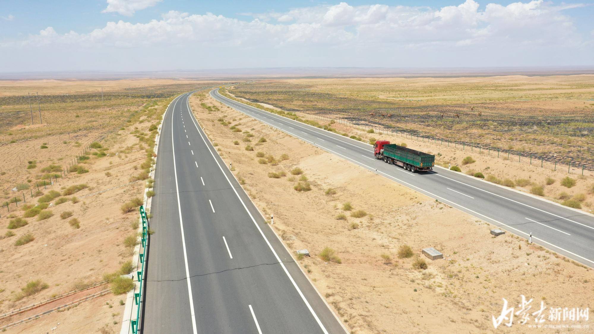 穿沙公路让沿线绿起来富起来火起来_治沙_沙漠_内蒙古