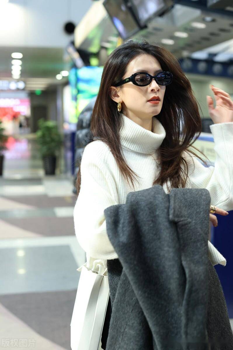 陈昊宇现身北京机场,白色高领毛衣时尚优雅