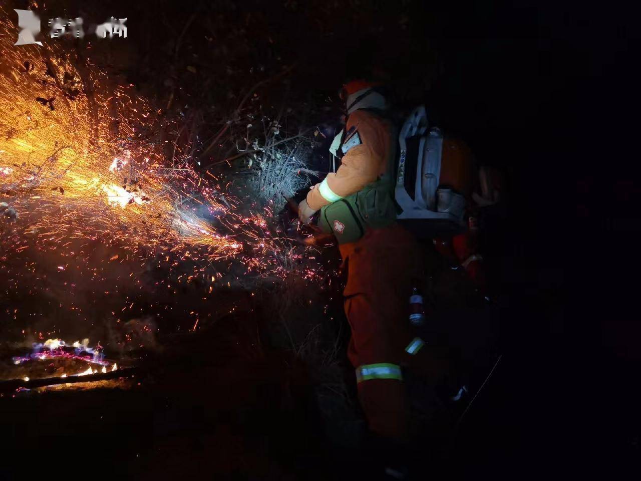 凉山森林灭火尖兵增援雅江3号火场