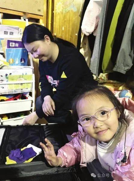 一家公司赞助三台人工耳蜗听障摊主一家将进入有声世界