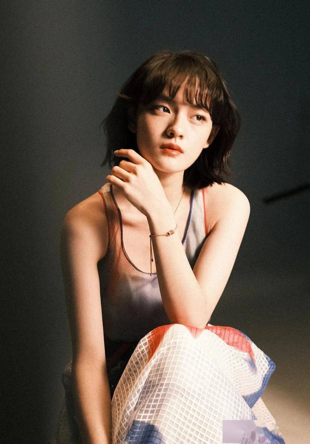 这位00花开始当导演了