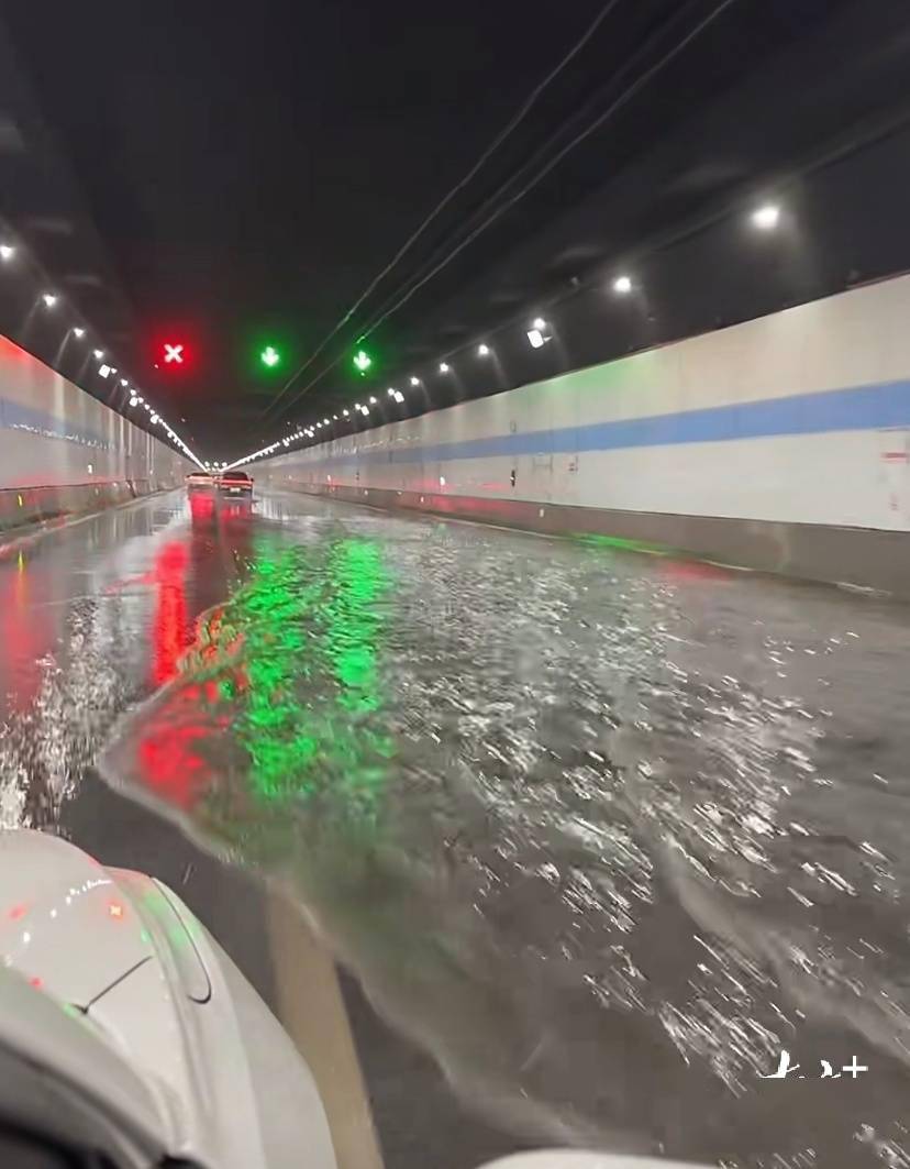 网传汕头海湾隧道出现积水,系消防供水管卡箍破损所致