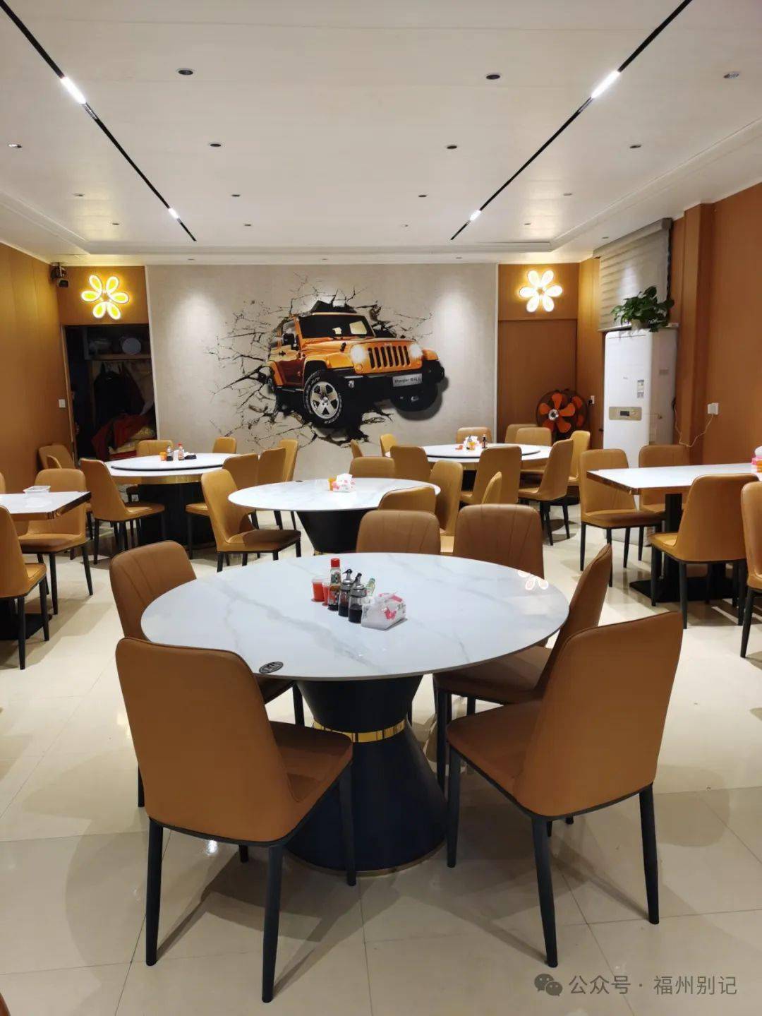 其它▼这是粤菜做法,铁锅炒好菜,然后连铁锅一起端上桌,热气腾腾,锅底