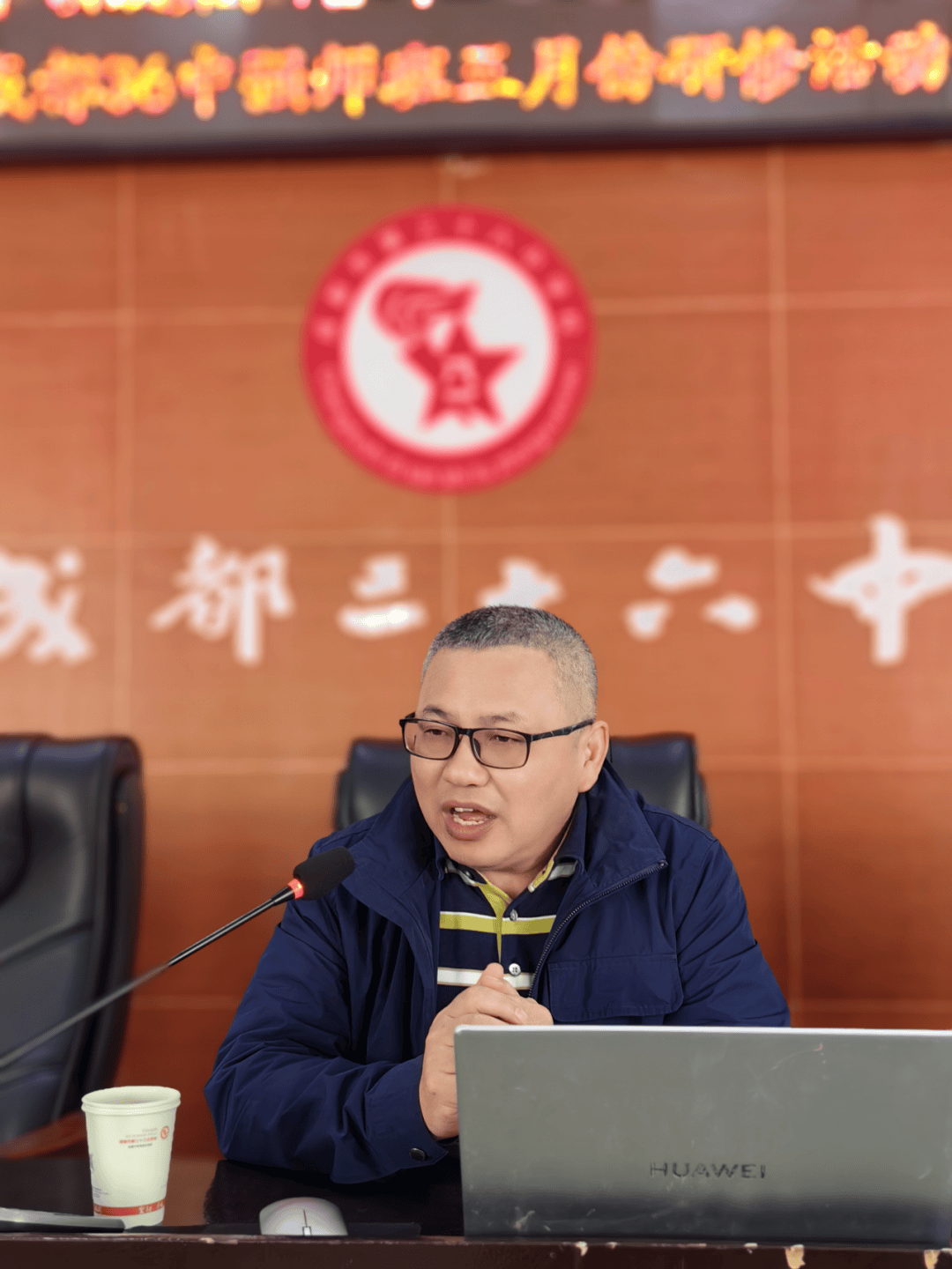 王建强老师用《"好文章"是怎样"炼成"的》为题,他以其丰富的写作经验