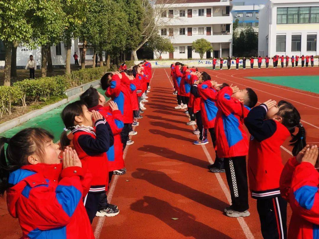 "低头,调整呼吸;抬头,仰望天空……"这是天台县白鹤镇第二小学孩子们
