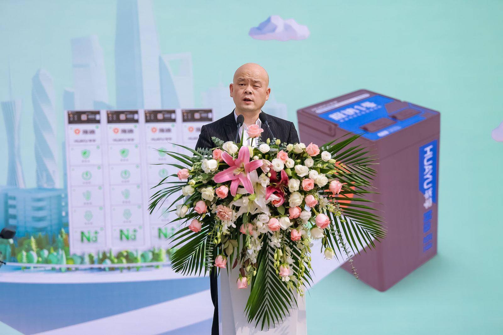 (图:雅迪科技集团全球产品总裁周超发表讲话)雅迪多年以来在新能源