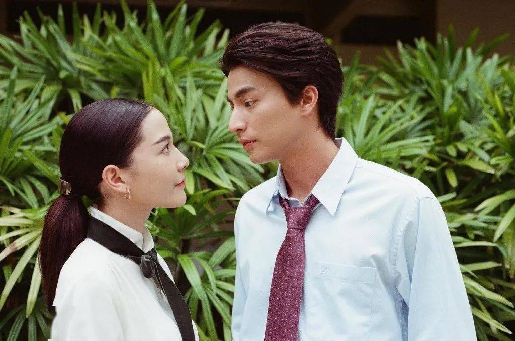 最近,gulf还出演了泰国第3电视台的台庆剧《名门绅士2:淑女之心》,在