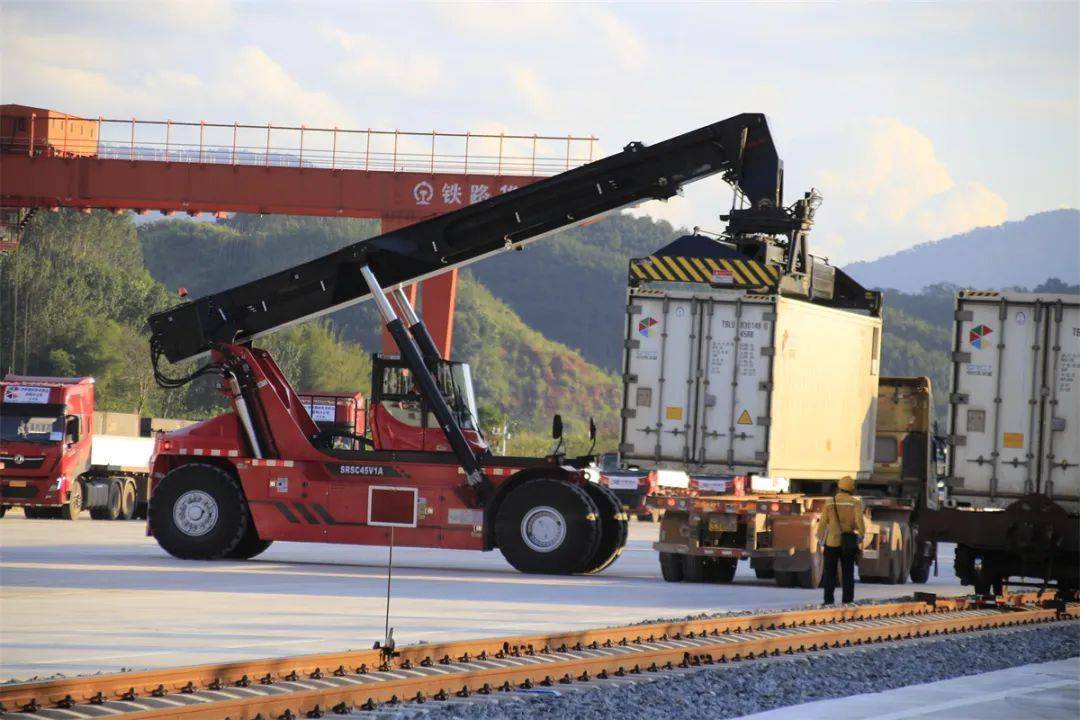 中老铁路国际货物列车开行超过9000列