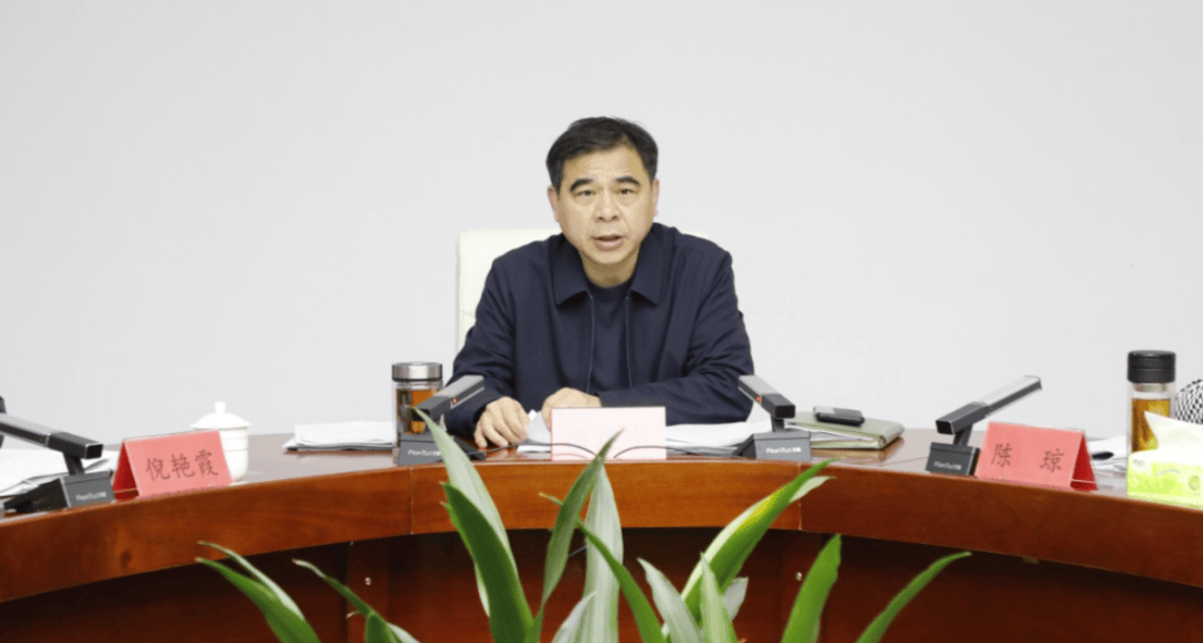 区党委书记徐建中出席会议并讲话,区党委副书记,管委会主任陈琼主持