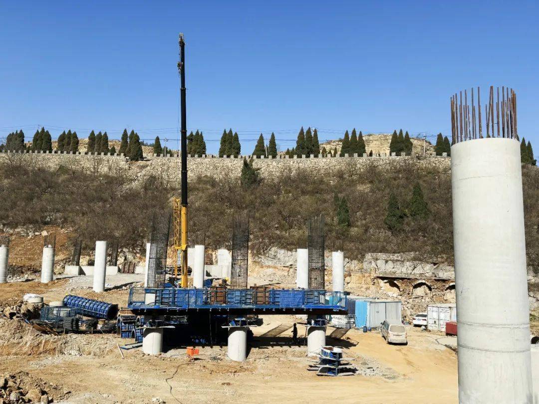 3月19日,记者来到郑洛高速巩义境长寿山互通式立交