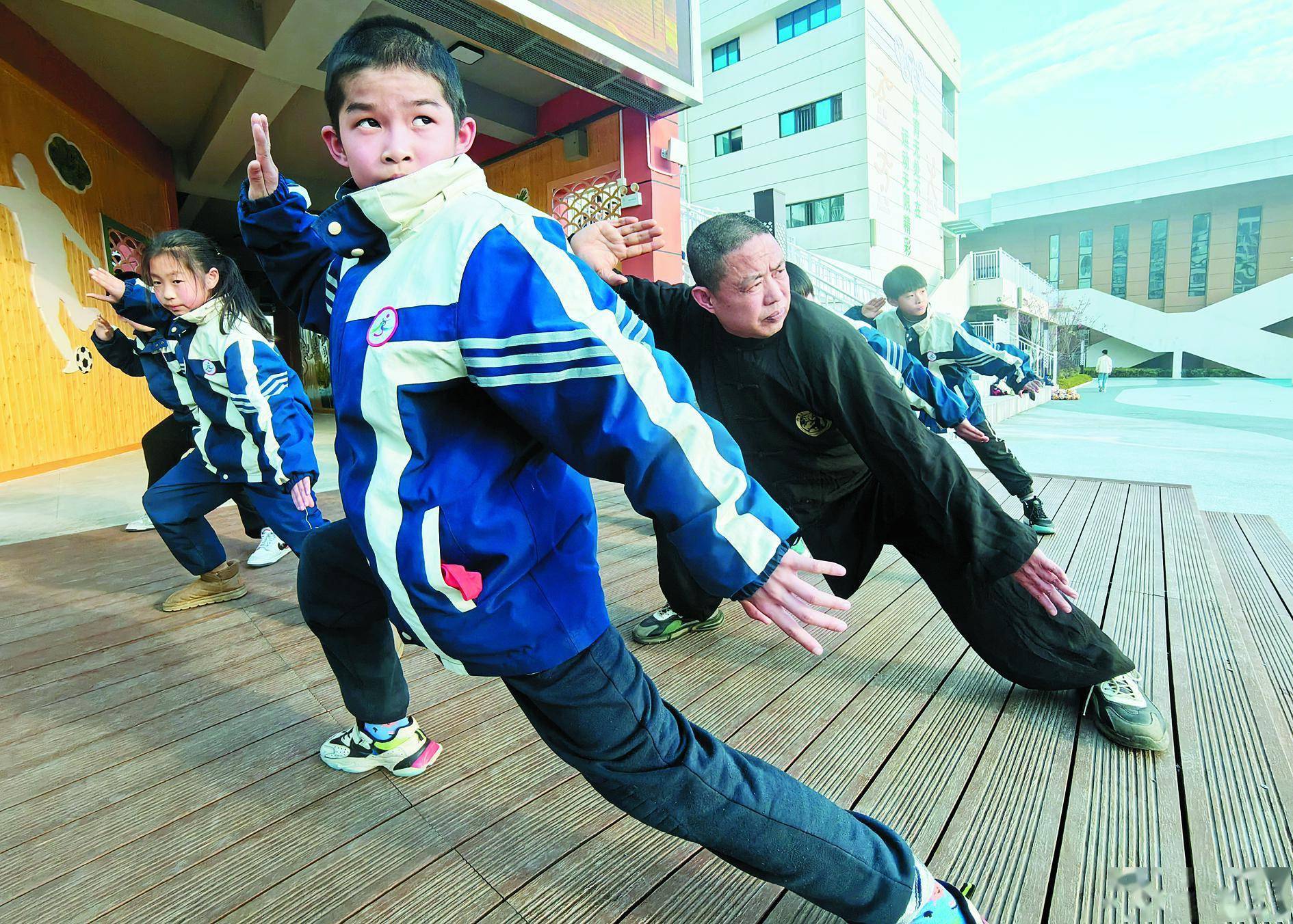 安庆市非遗项目怀宁谢家棍传承人走进校园,为该校武术社团的学生