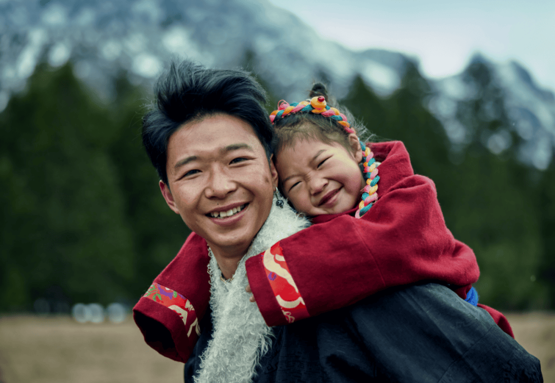 35岁的藏族汉子拍着女儿拍着牦牛一不小心成网红