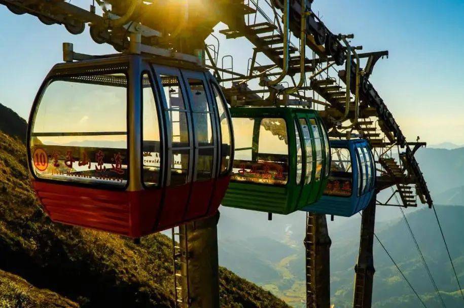 飞瀑,梯田壮寨,以及头顶上的蓝天白云金子山玻璃桥在山顶新建的玻璃桥