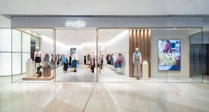 红极一时,其小香风针织衫,连衣裙更成为国内女装品牌争相模仿的对象