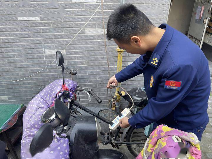 一侧电动车飞线充电一侧放着灭火器潮新闻走访省内多地隐患不少