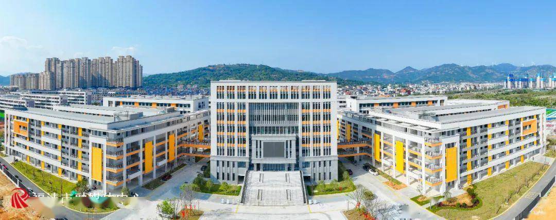 福清二中东部校区位于东部新城里美村,是福清东部新城的优质教育配套