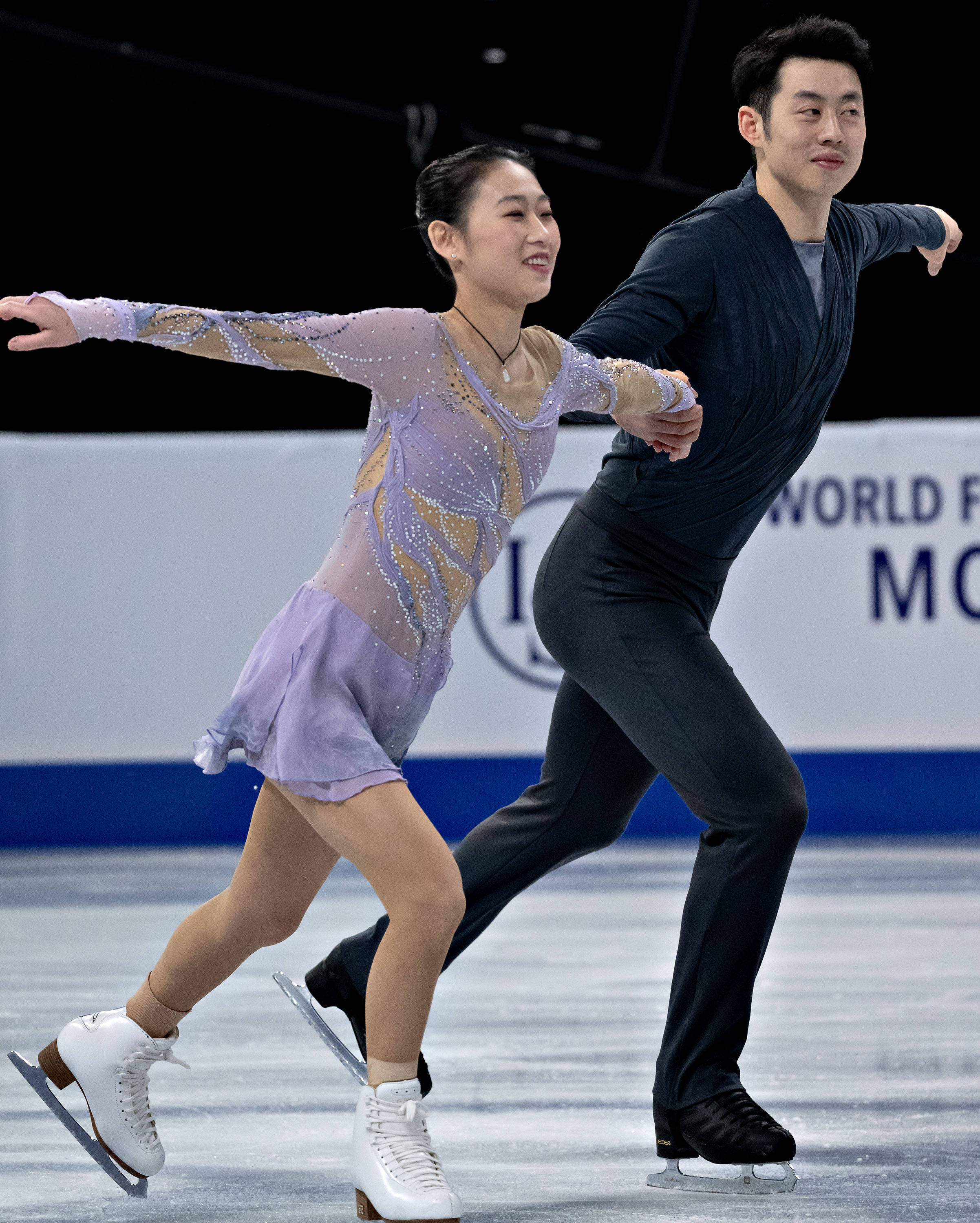 彭程/王磊参加双人滑短节目比赛