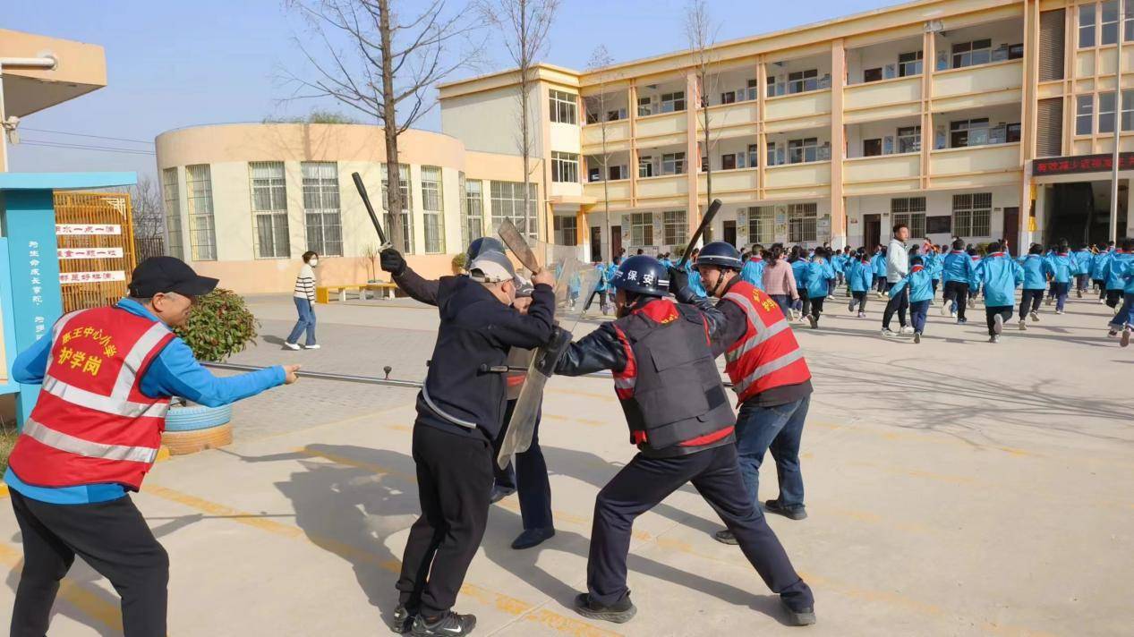 灞桥区惠王中心小学开展校园反恐防暴演练活动
