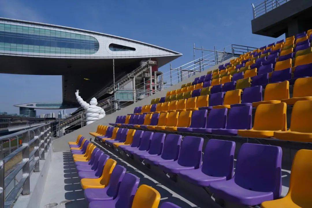 从看台远眺赛道看台座椅看台内部施工中的看台据悉