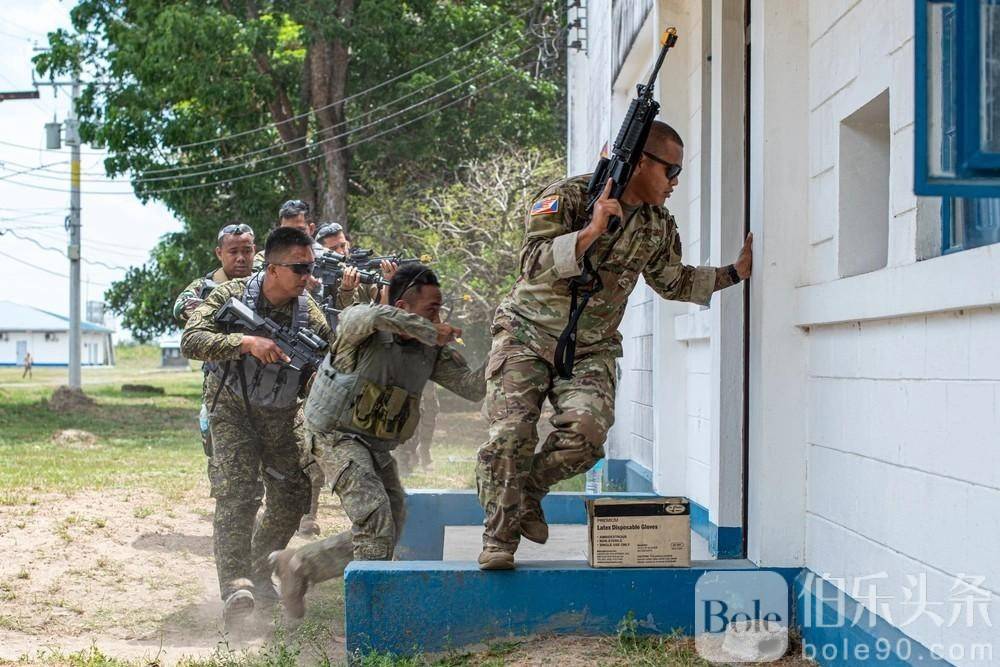 菲社头条专讯:菲律宾武装部队发言人上校弗兰西尔·帕迪拉(francel