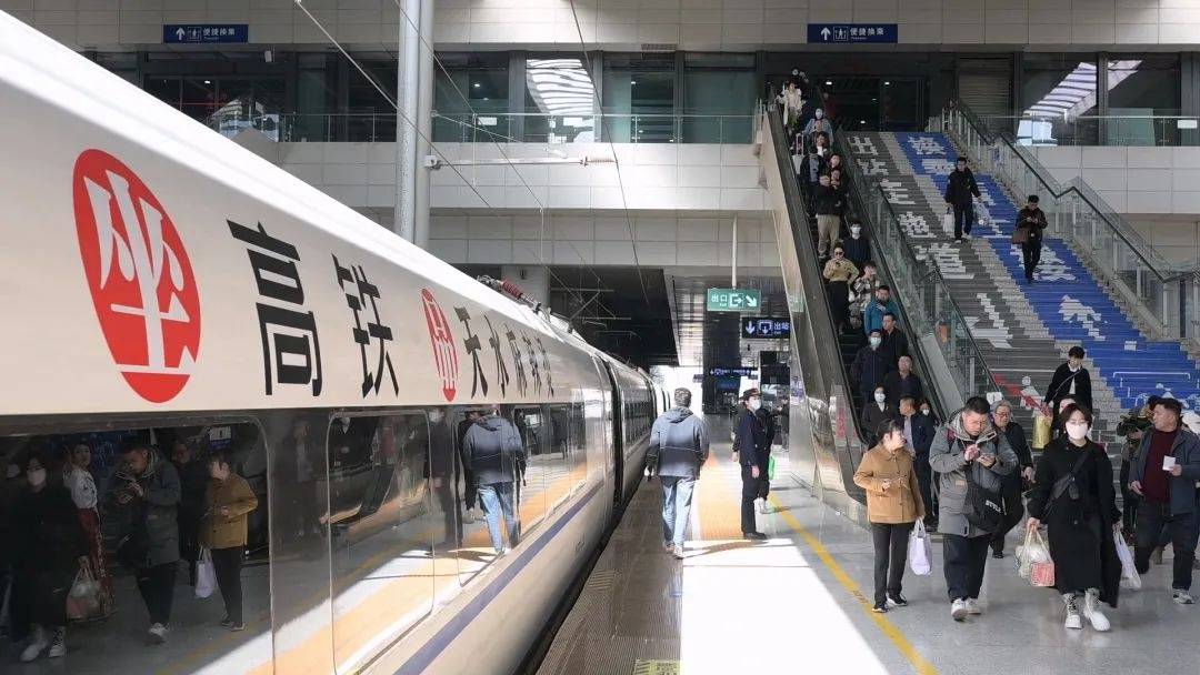 中国铁路兰州局加开兰州到天水的"天水麻辣烫"旅游专列_旅客_次列车