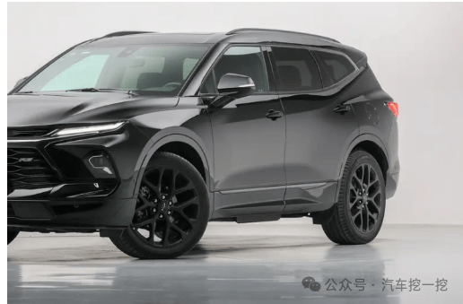 分体式led灯带与大尺寸的熏黑格栅融为一体,如同黑武士一般,宽大厚重