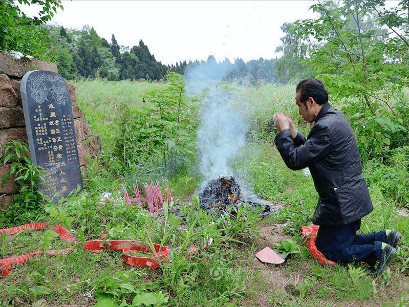 清明上坟有讲究清明三人不上坟哪三种人不能上坟为什么要禁止上坟