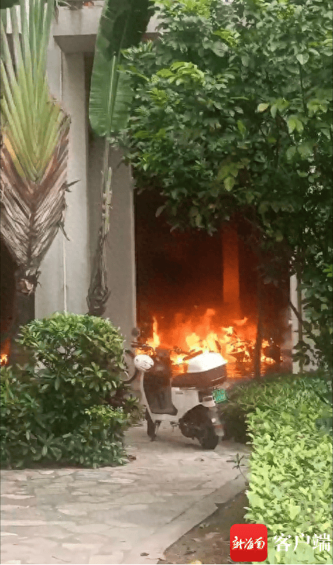 突发一小区内发生火灾多辆电动自行车被烧成骨架