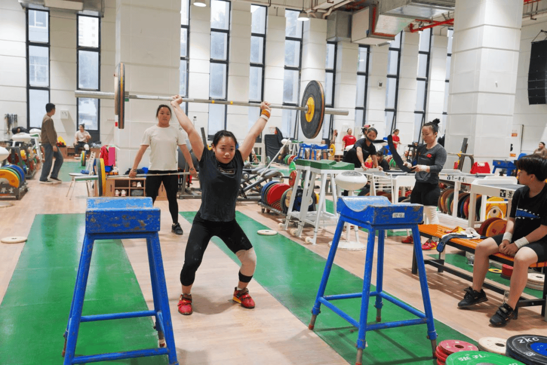 媒体走进运动队精选报道系列②丨中央广电总台国际在线广西举重健儿