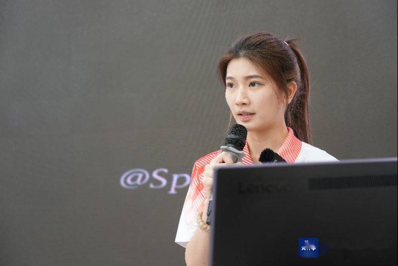 车库练球女孩,体操少女共话体育精神_练昱彤_杨晓婧_深圳市